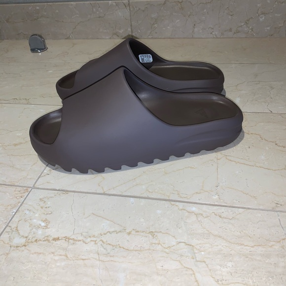 ❌SOLD❌ Adidas Yeezy Slides - Picture 2 of 4